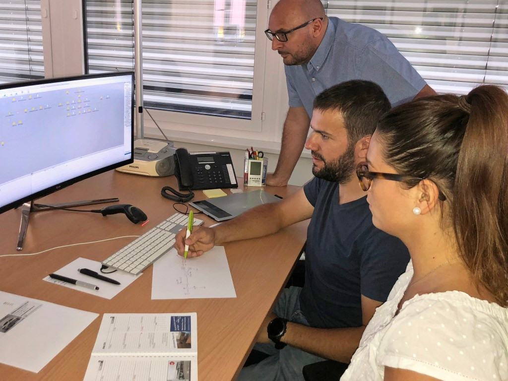 Das Druckvorstufen-Team der Linden-Grafik AG zusammen mit Martin Thomann, Topix AG bei der Aufnahme der Anforderungen.