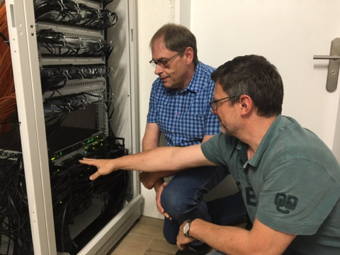 Peter Nagl, innosolv AG und Dietmar Hollenstein, Topix AG beim Systemcheck.