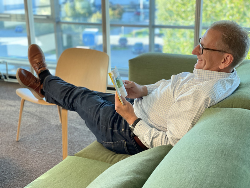 Mann legt Füsse hoch