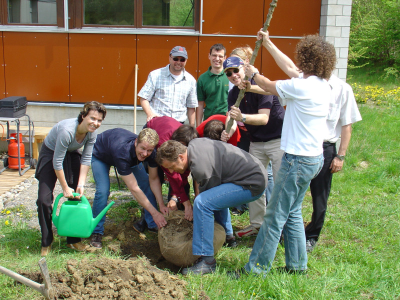 Das Topix Team pflanzt einen Baum